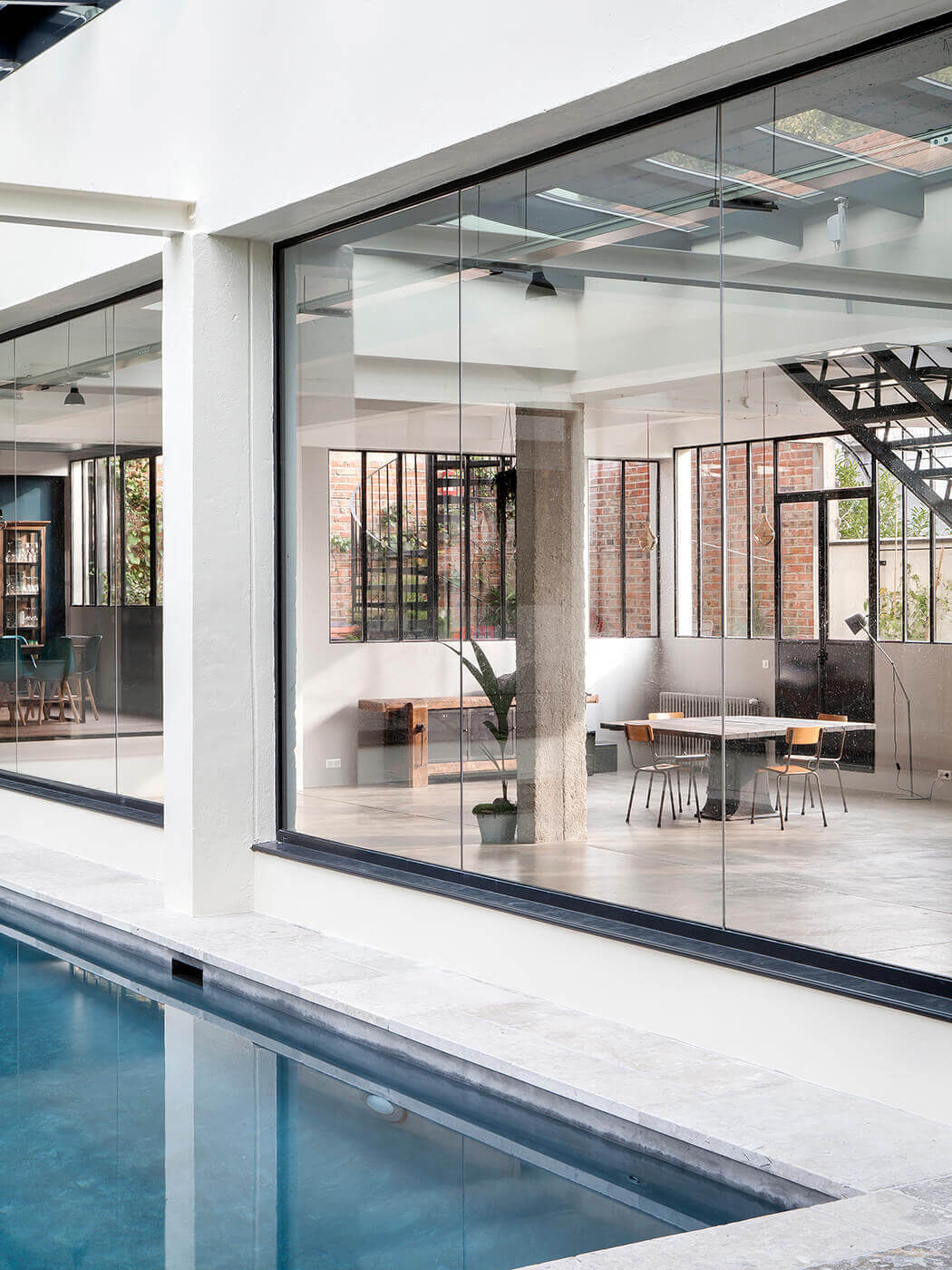 Vue sur le salon depuis la piscine de ce magnifique loft