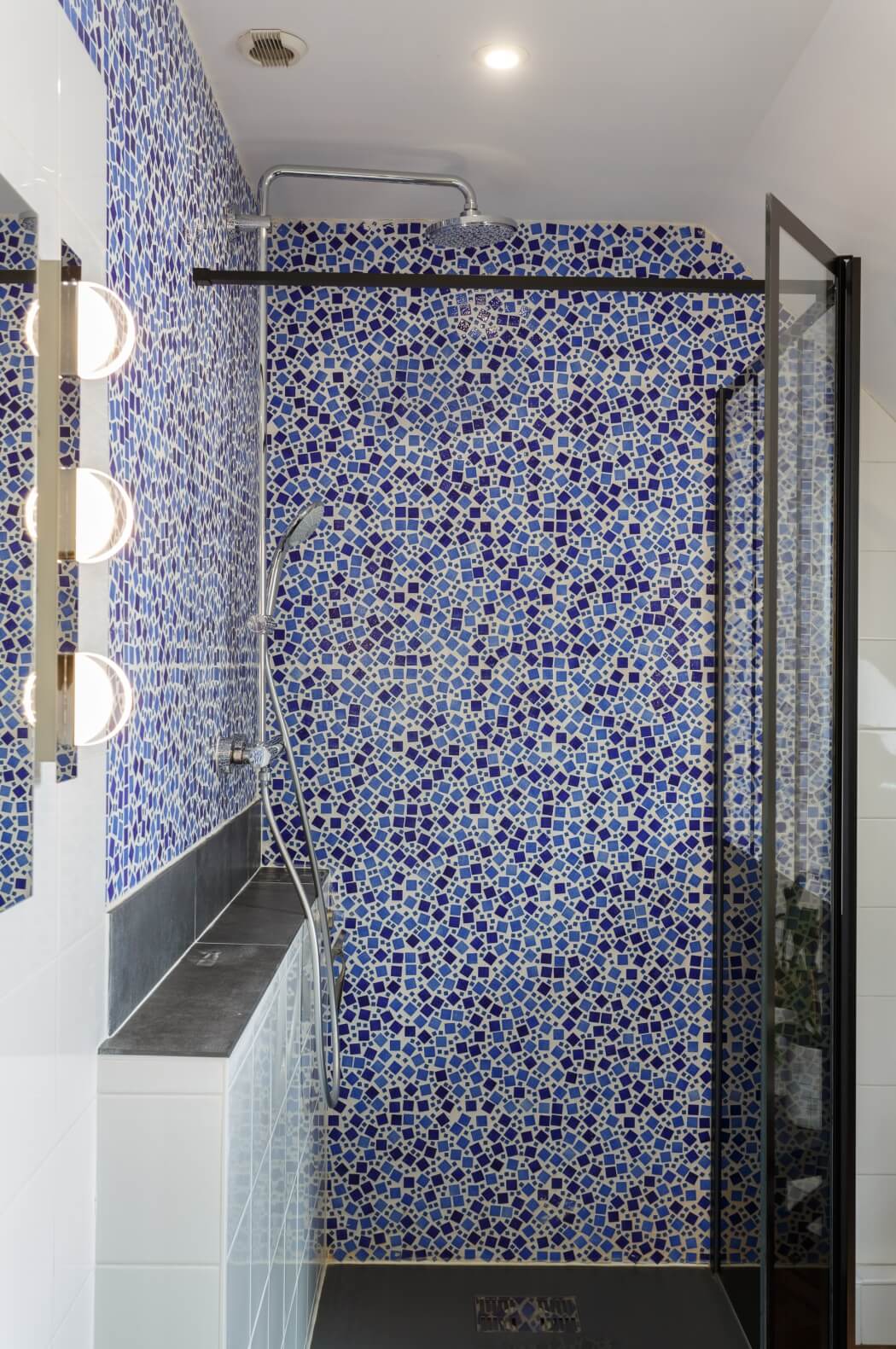 Douche à l'italienne avec carrelage mural à motifs mosaïques bleutés