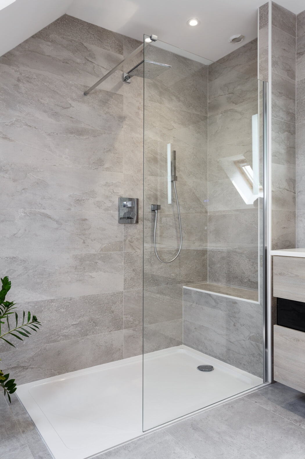 Ambiance naturelle et reposante dans cette salle de bain rénovée avec douche italienne