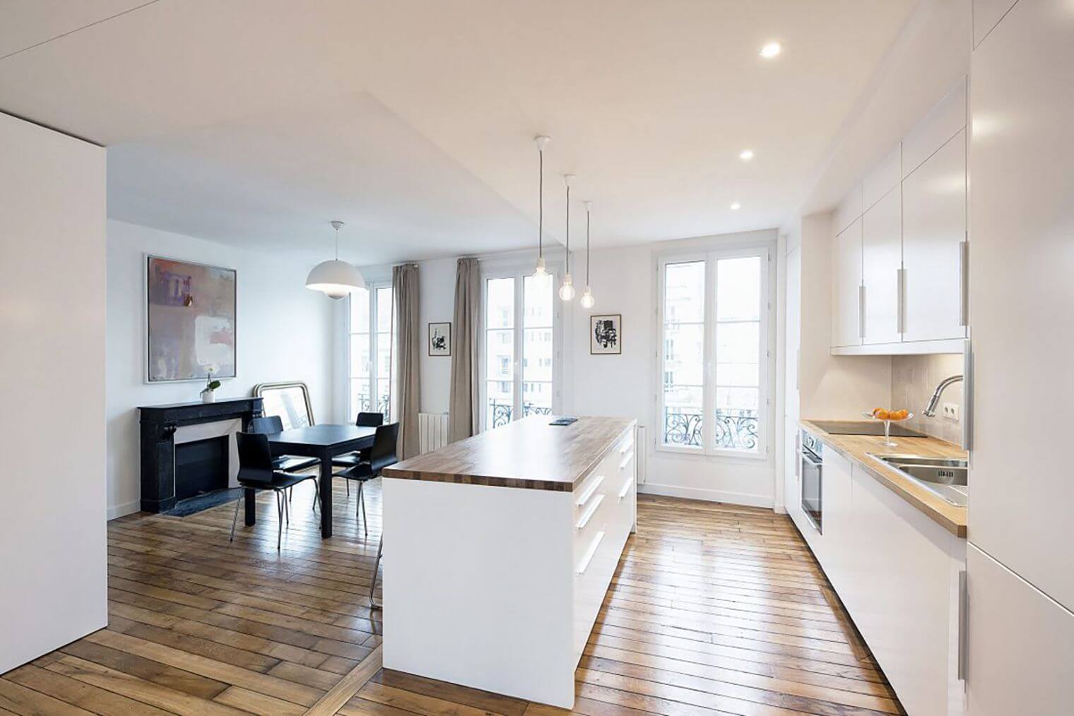 Salon et cuisine rénovés dans appartement haussmannien