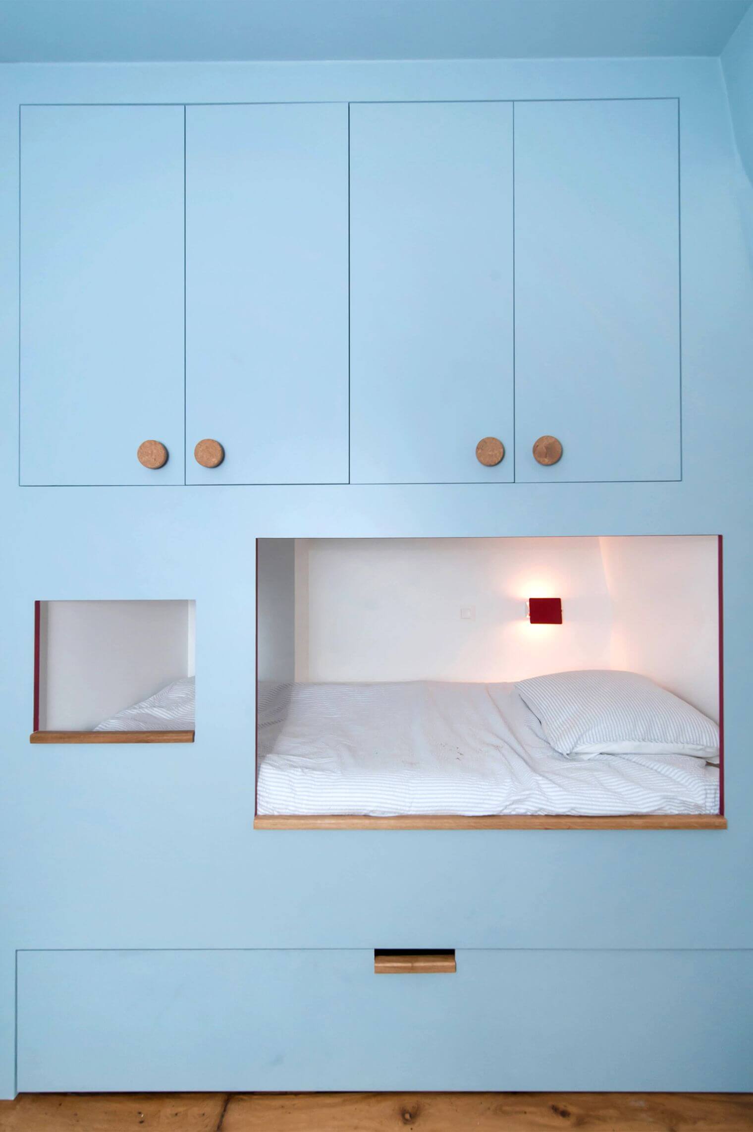 Aménagement de placards et lit dans un mur