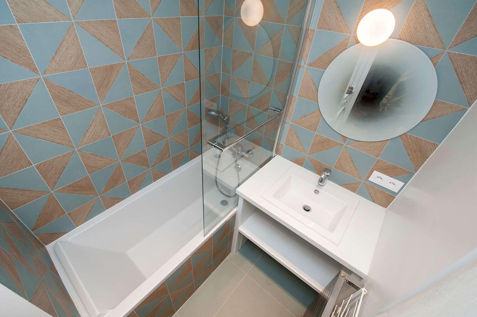 Rénovation petite salle de bain avec carrelage motifs