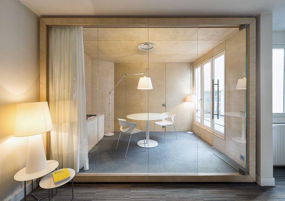 Salle de réunion vue depuis la cloison vitrée
