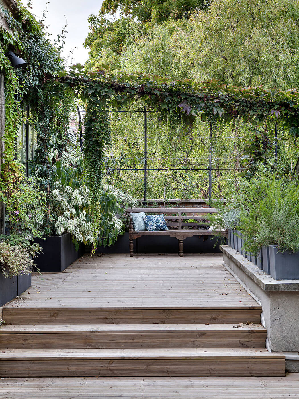 végétation luxuriante sur la terrasse de ce loft aménagé au sein d'une vieille usine