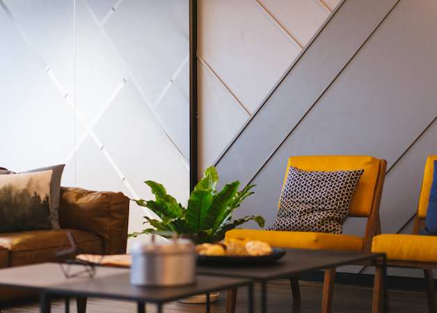 appartement fauteuil moutarde renovation financement
