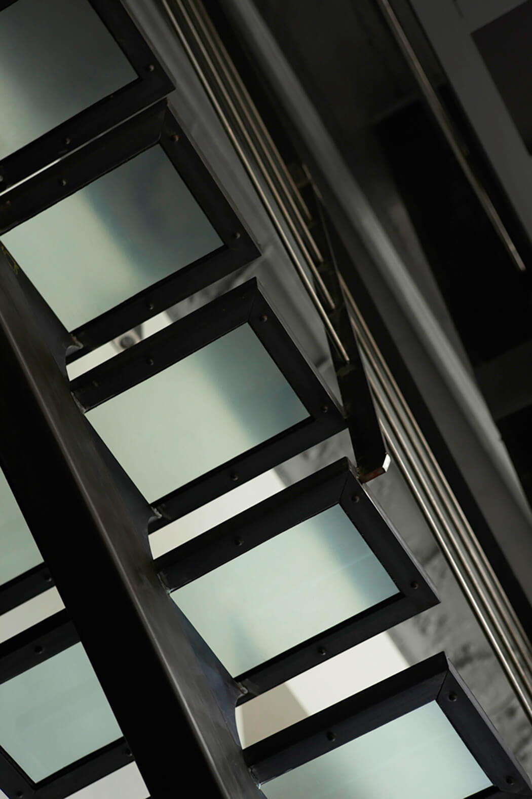 Escalier associant verre trempé et métal