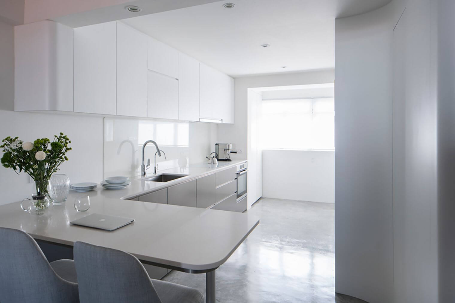 Cuisine moderne vue depuis salon