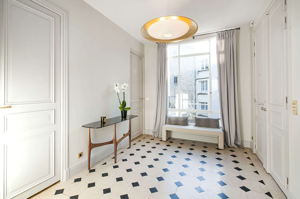 couloir spacieux rénové d'un pied à terre parisien