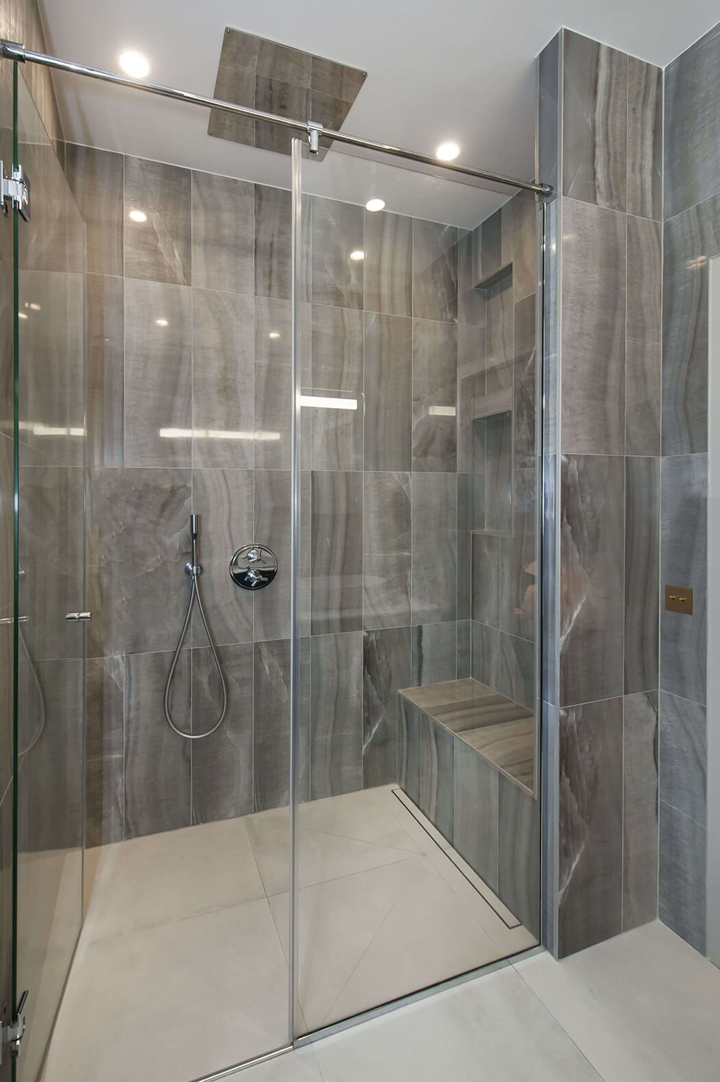 superbe douche à l'italienne dans cet appartement d'exception rénové
