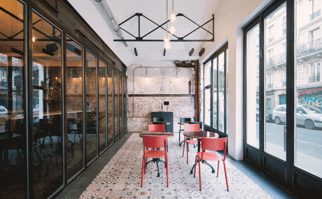 Un café au style industriel