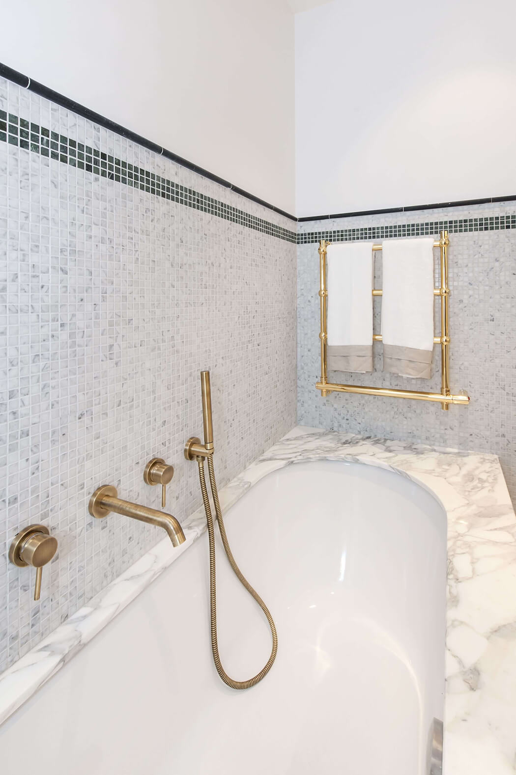 admirez les détails de la mosaïque qui habille le pourtour de cette baignoire en marbre