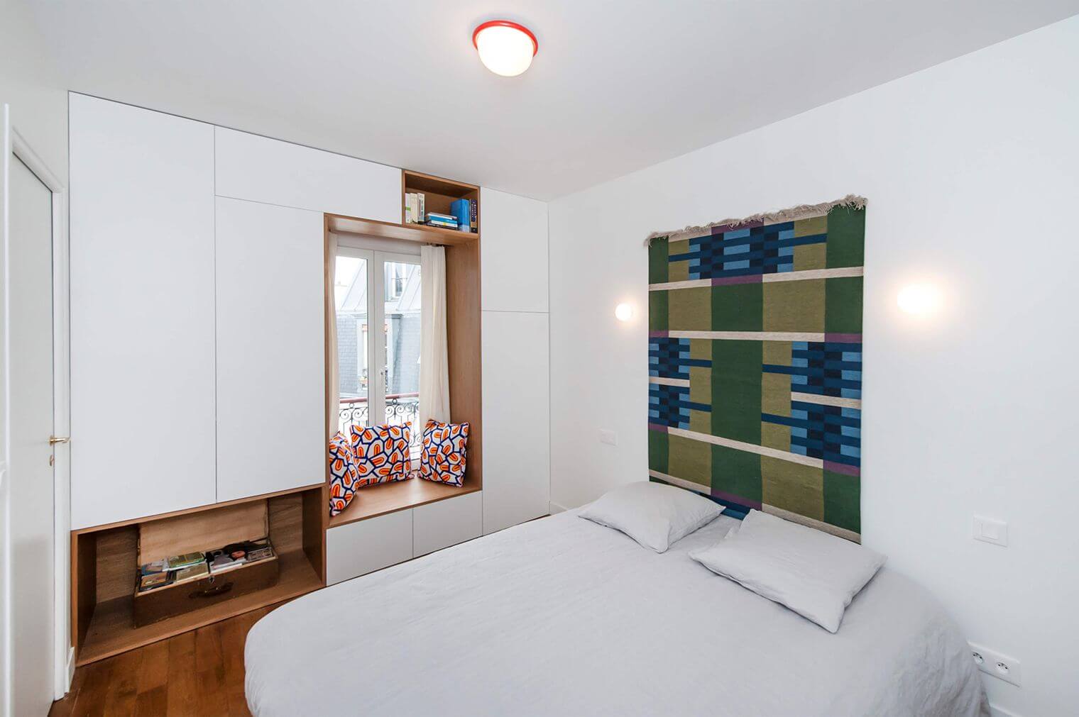 Meubles sur-mesure encastrés dans chambre d'adultes