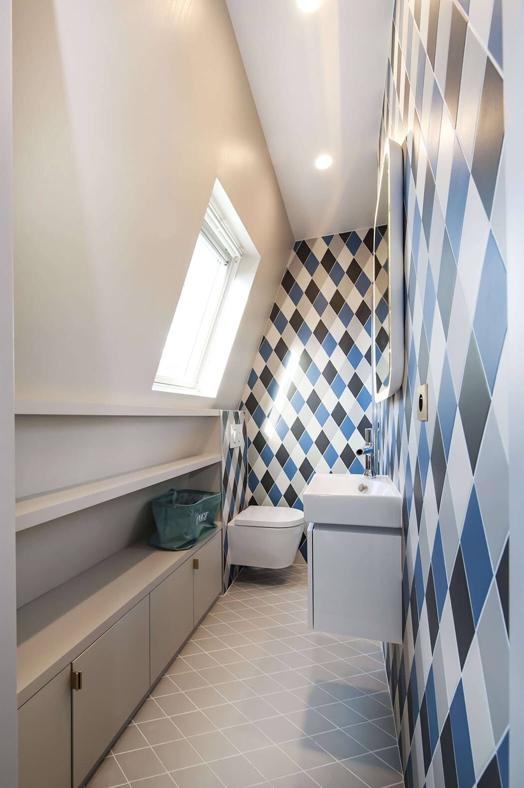 rangements encastrés sur-mesure pour cette salle de bain en enfilade