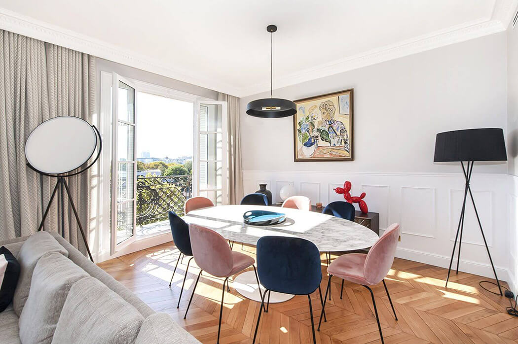 coin salle à manger associant à merveille un superbe parquet massif et des luminaires très design