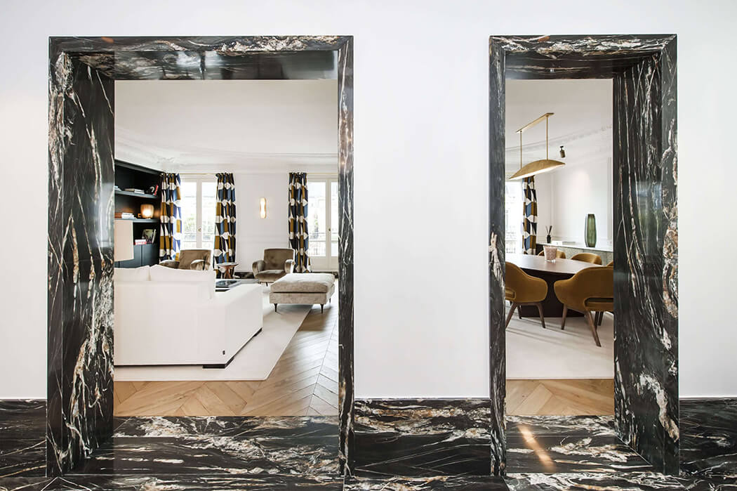 vue sur le salon et la salle à manger cosy de cet appartement rénové façon luxe