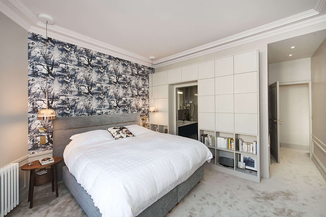 suite parentale à la décoration digne d'un grand hôtel : moquette épaisse, rangements encastrés, suspensions design...