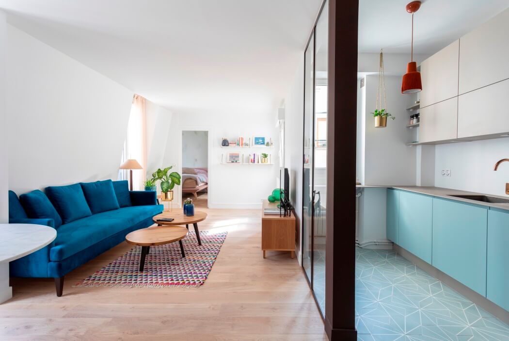 Vue sur le salon et la cuisine rénovés dans un esprit scandinave