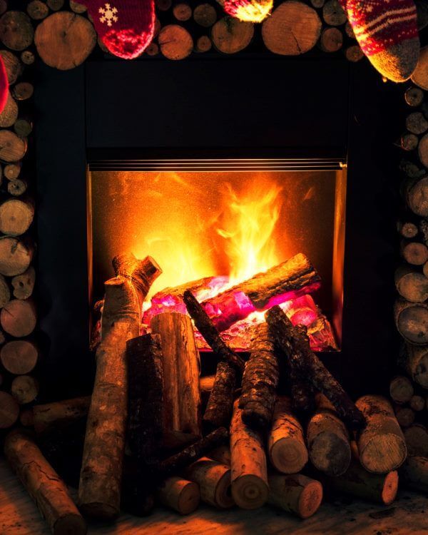 poêle à bois dans maison écolo