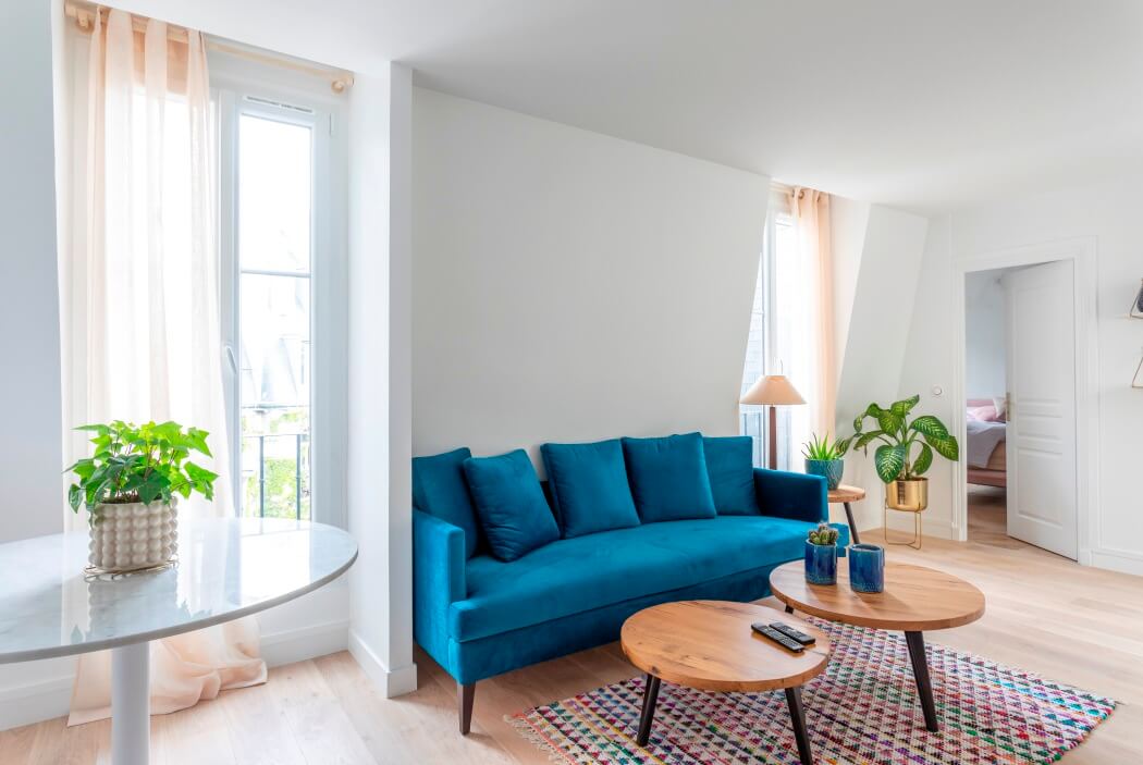 Salon au style scandinave avec parquet en chêne massif et tables gigognes en bois