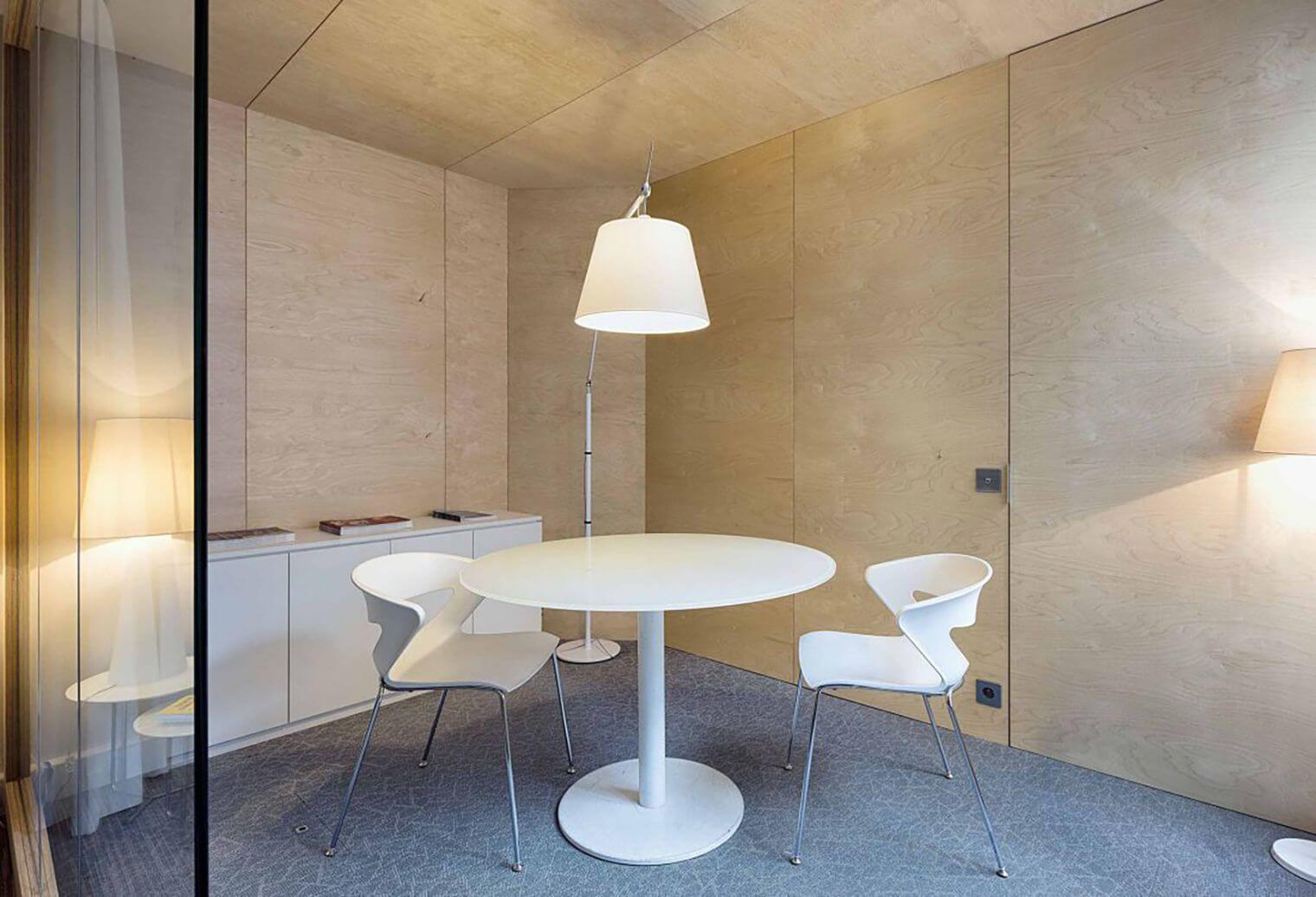 Transformation d'une salle d'attente en salle de réunion