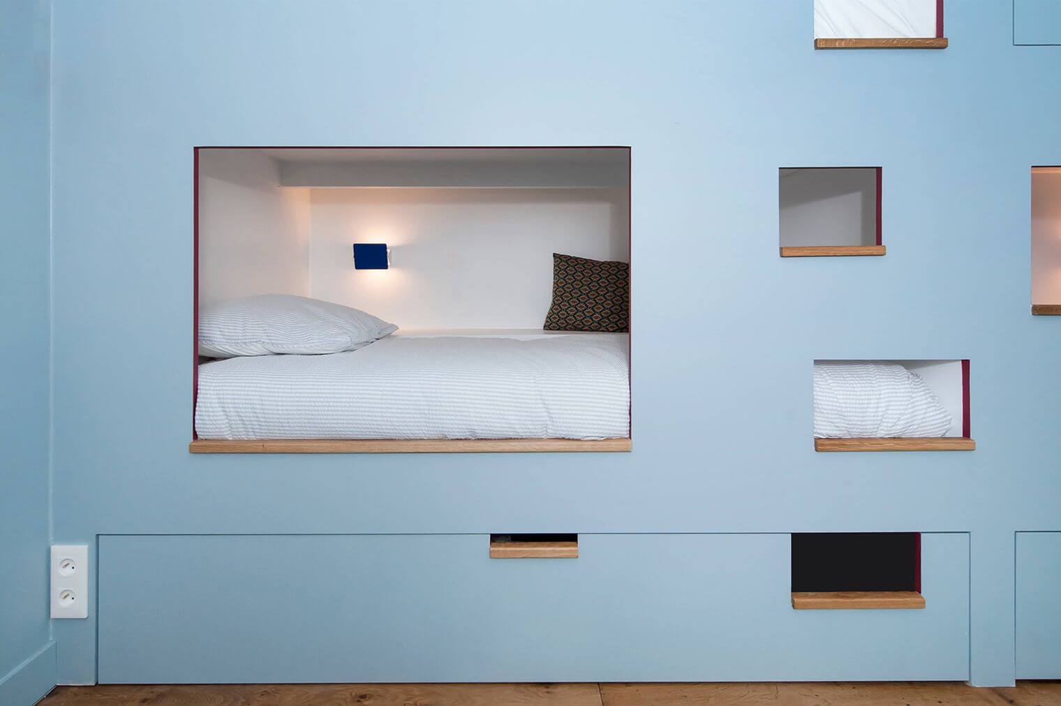 Lit sur-mesure encastré dans un mur