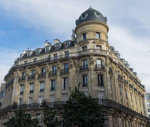 Façade d'immeuble des derniers feux de l'Haussmannien