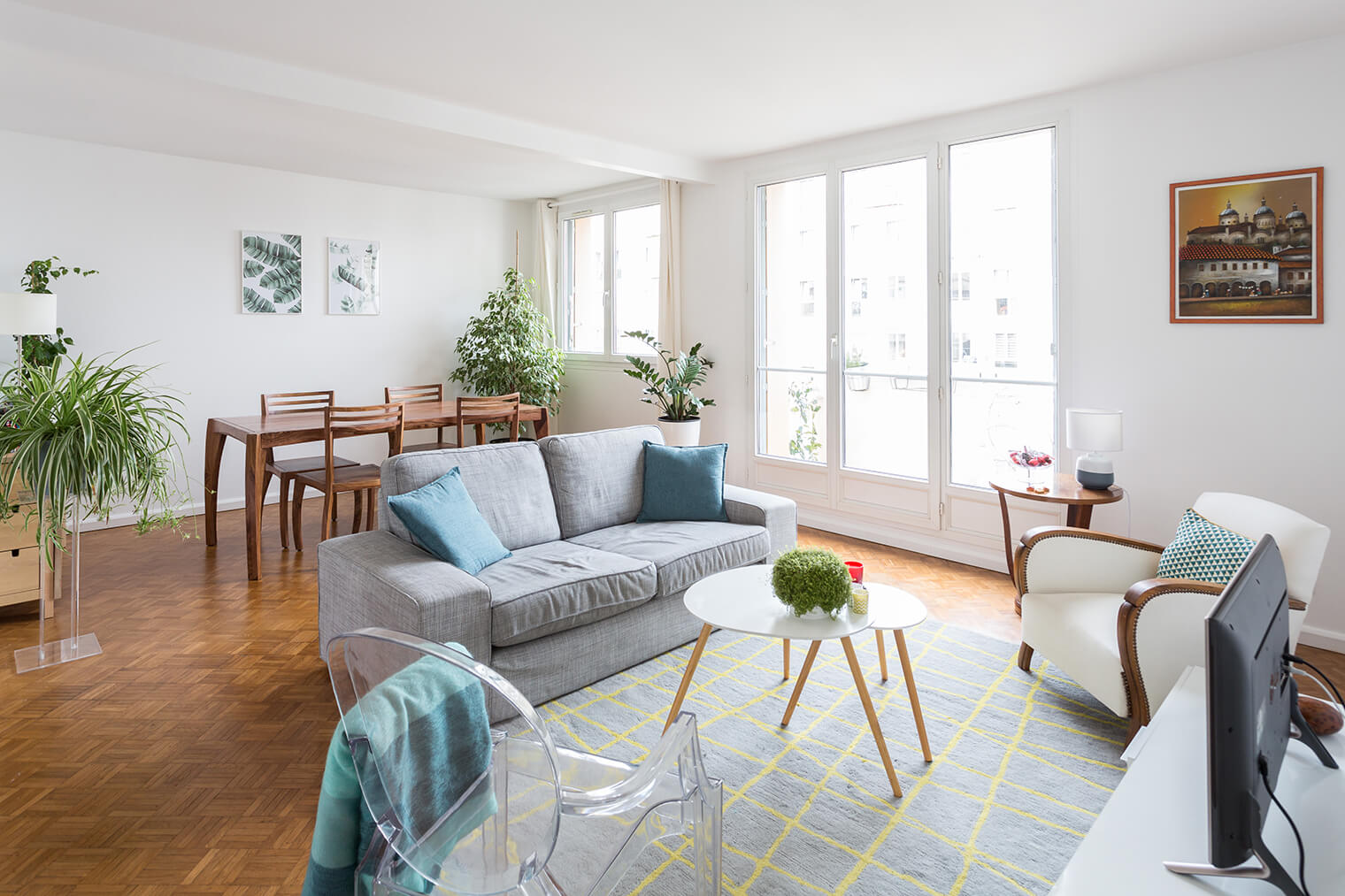 Déco salon ancien rénové avec parquet damier