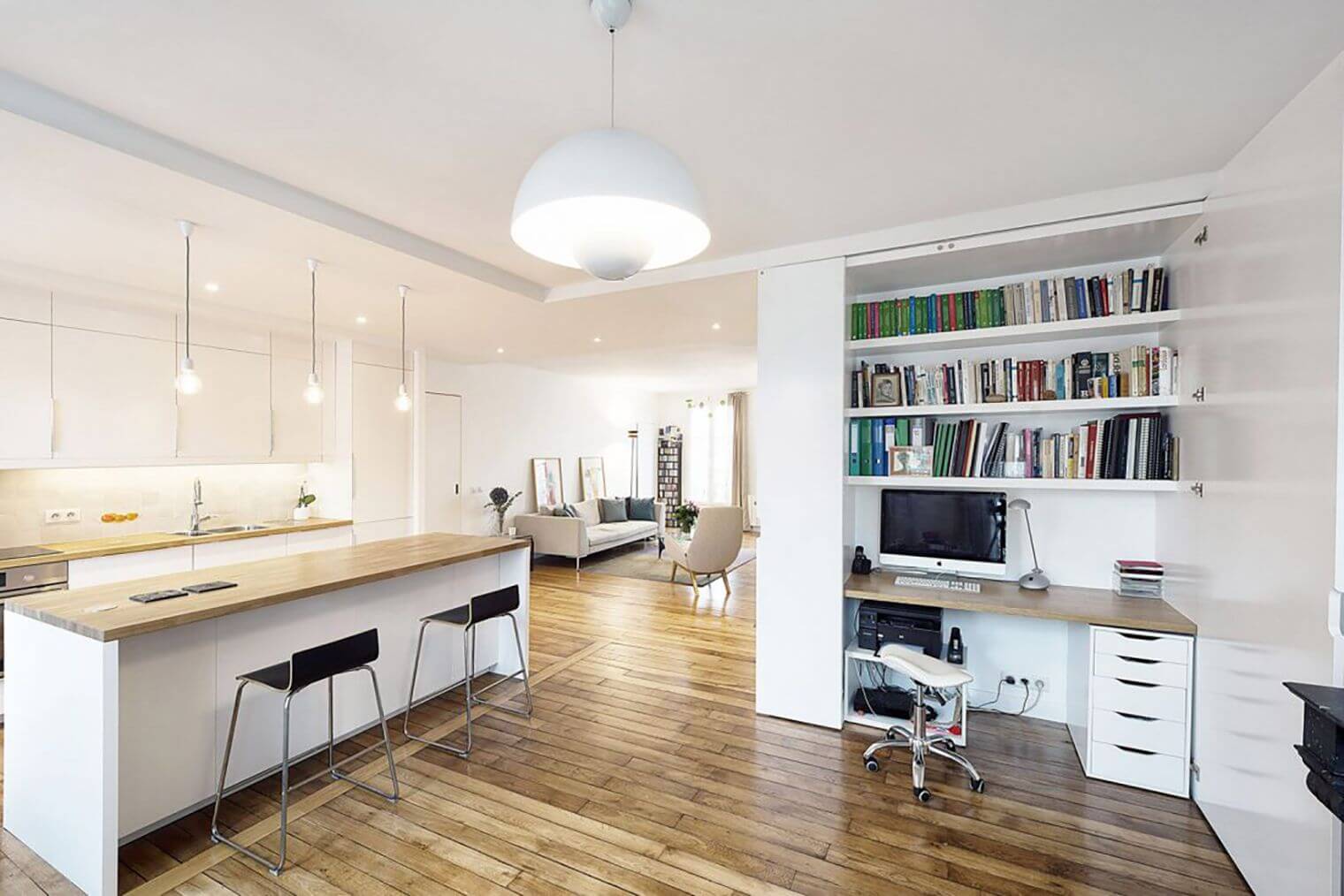 Cuisine moderne ouverte sur salon haussmannien
