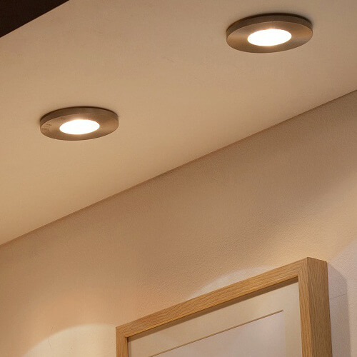 Salle-de-bains-avec-spots-encastres-au-plafond-travauxlib