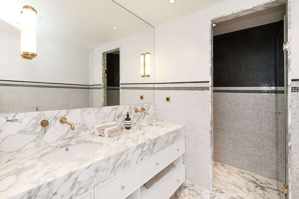 salle de bain avec double vasque en marbre surmontée d'un grand miroir, et équipée d'une douche à l'italienne