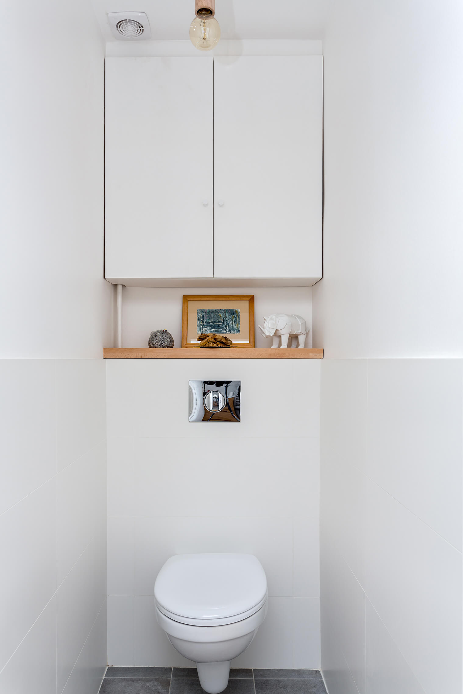 Rénovation WC moderne avec meubles intégrés