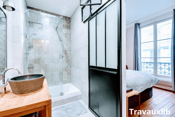 renovation salle de bain dans chambre avec verriere atelier