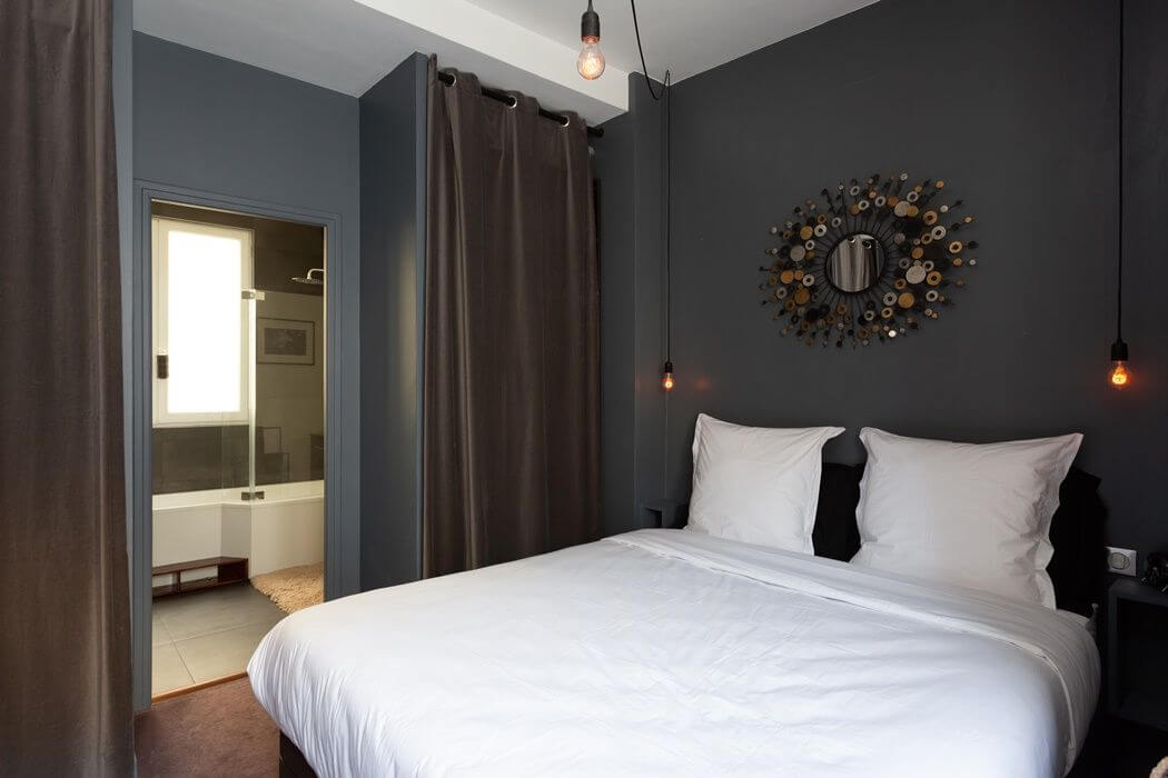 Chambre rénovée avec salle de bain attenante - peinture gris anthracite